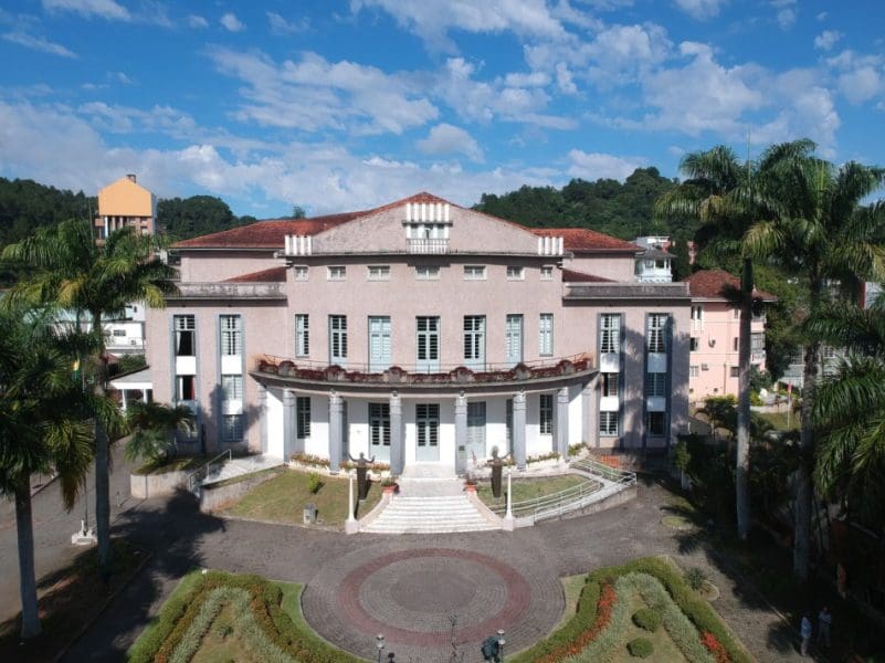 Teatro Carlos Gomes abre inscrições para bolsas de estudo em arte