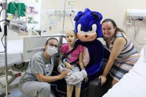 Personagem visita crianças internadas em hospital de Blumenau