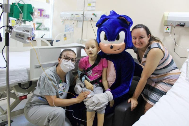Personagem visita crianças internadas em hospital de Blumenau