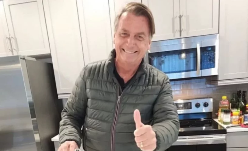 FOTO: Bolsonaro é flagrado preparando seu café da manhã com ingrediente polêmico