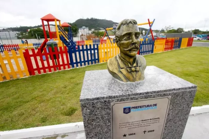 Em Florianópolis praça é reinaugurada e jornalista do município é homenageado