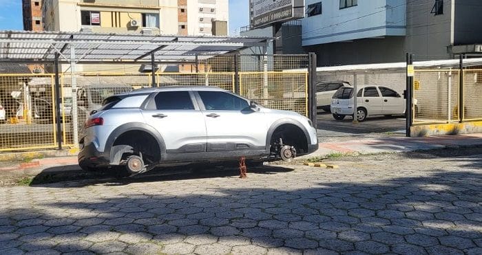 Em Criciúma carro fica suspenso por macaco depois de ter as quatro rodas furtadas
