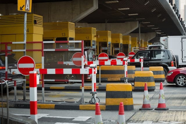 Usuário de pedágio ganha indenização após seu carro ser atingido pela cancela