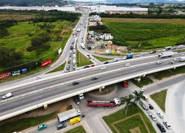 Empreiteira que construía o trevo na BR-101 em Itajaí desiste da obra