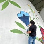 Ovo de 16 metros da Osterfest começa a ser pintado em Pomerode