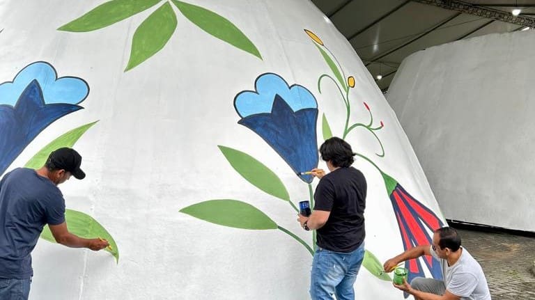 Ovo de 16 metros da Osterfest começa a ser pintado em Pomerode