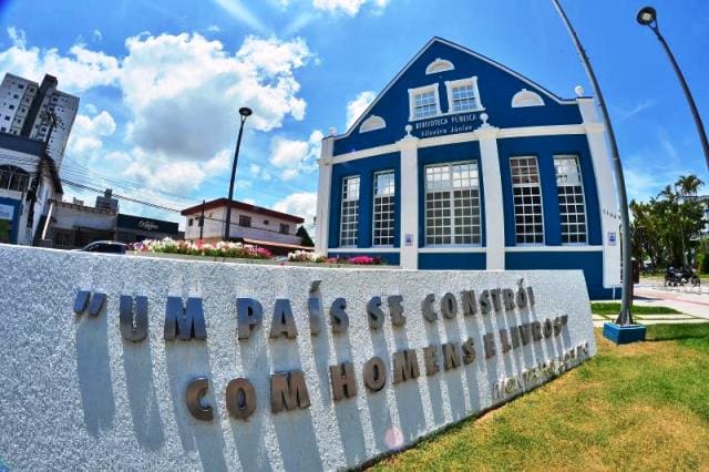 Biblioteca Pública de Itajaí bate recorde em empréstimos de livros em janeiro