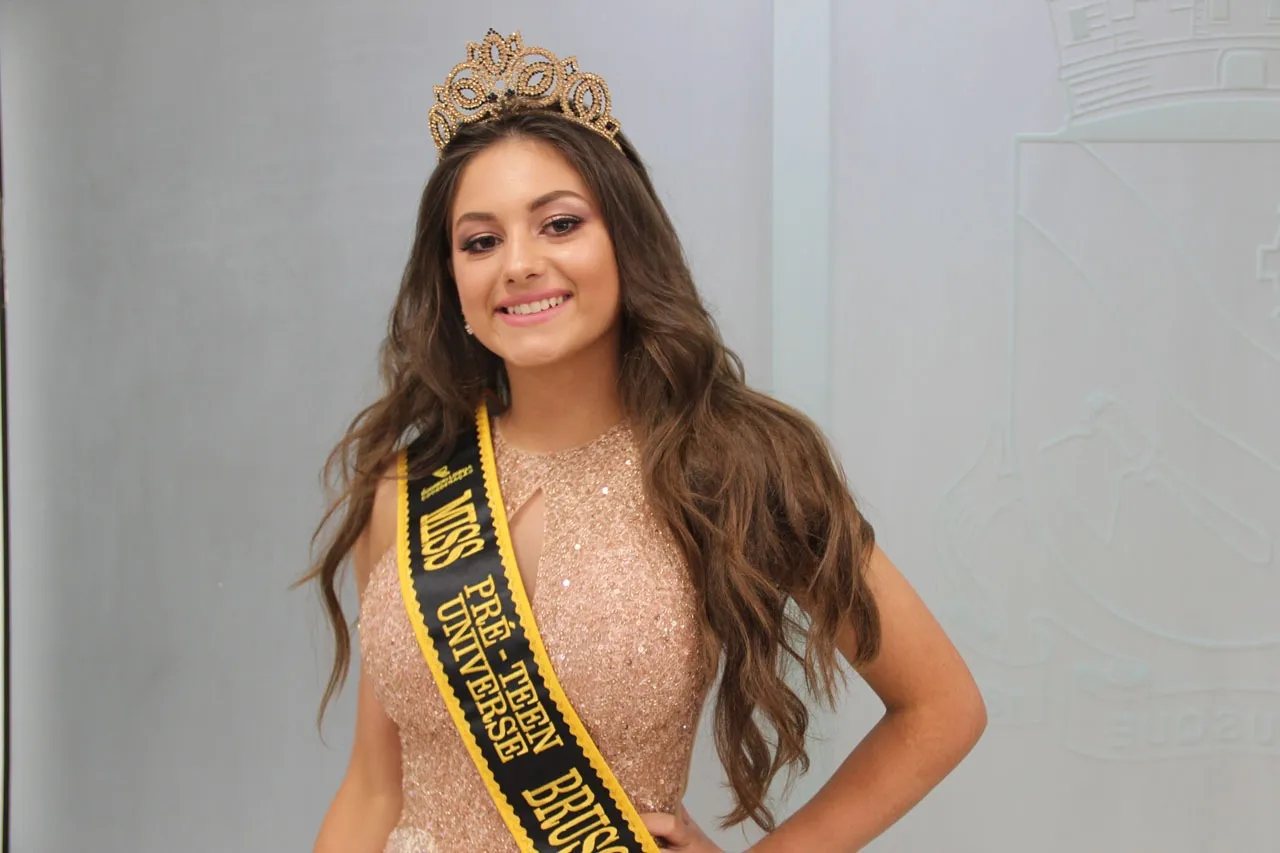 Brusquense Laura Sbardelatti representará o município no Miss Teen Universe