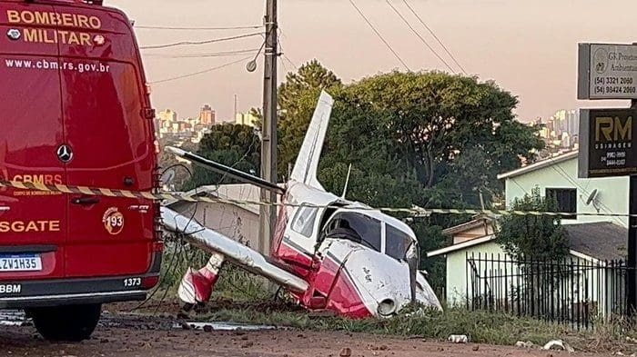 <strong>Avião de pequeno porte cai em zona urbana no Norte do RS</strong>