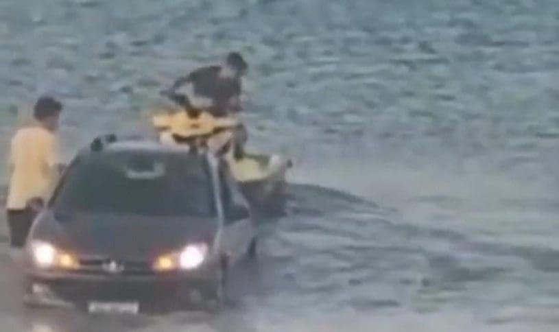 VÍDEO: Amigos têm problemas após levar Jet Ski para o mar com carro de passeio