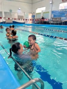 Apae de Itapema disponibiliza aulas de hidroterapia para alunos