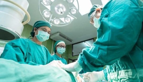 Cirurgia inédita no Brasil para tratamento de depressão é realizada em SC