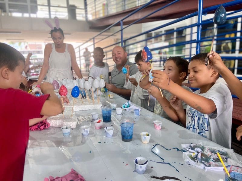 Corredor Cultural recebe comunidade para pintura de ovos