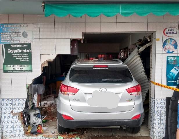 Carro quebra parede e invade estabelecimento comercial em Itajaí