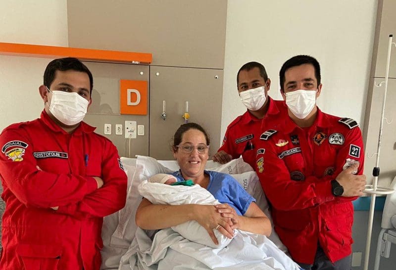 Vale: mulher dá à luz em casa, antes da chegada dos bombeiros