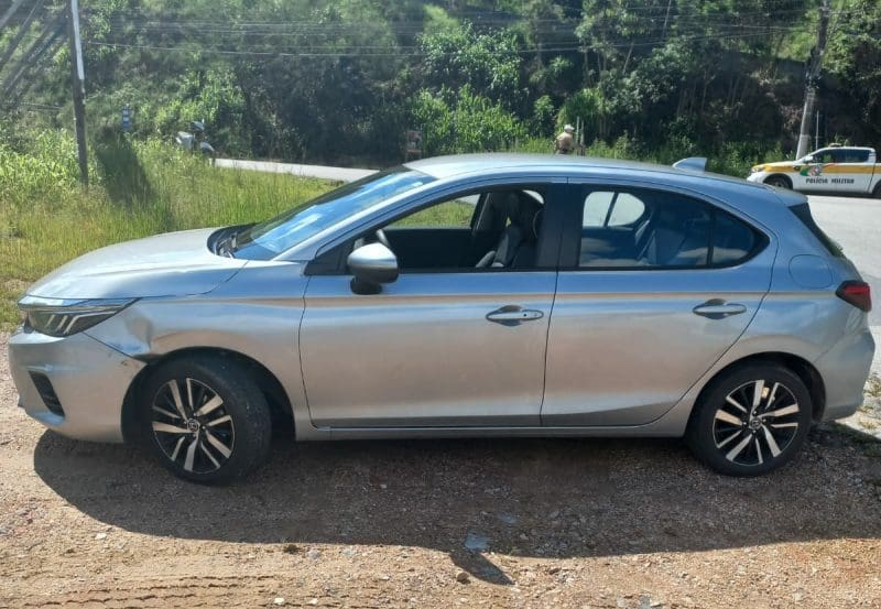 Mulher é levada ao hospital após colisão entre carro e motocicleta  