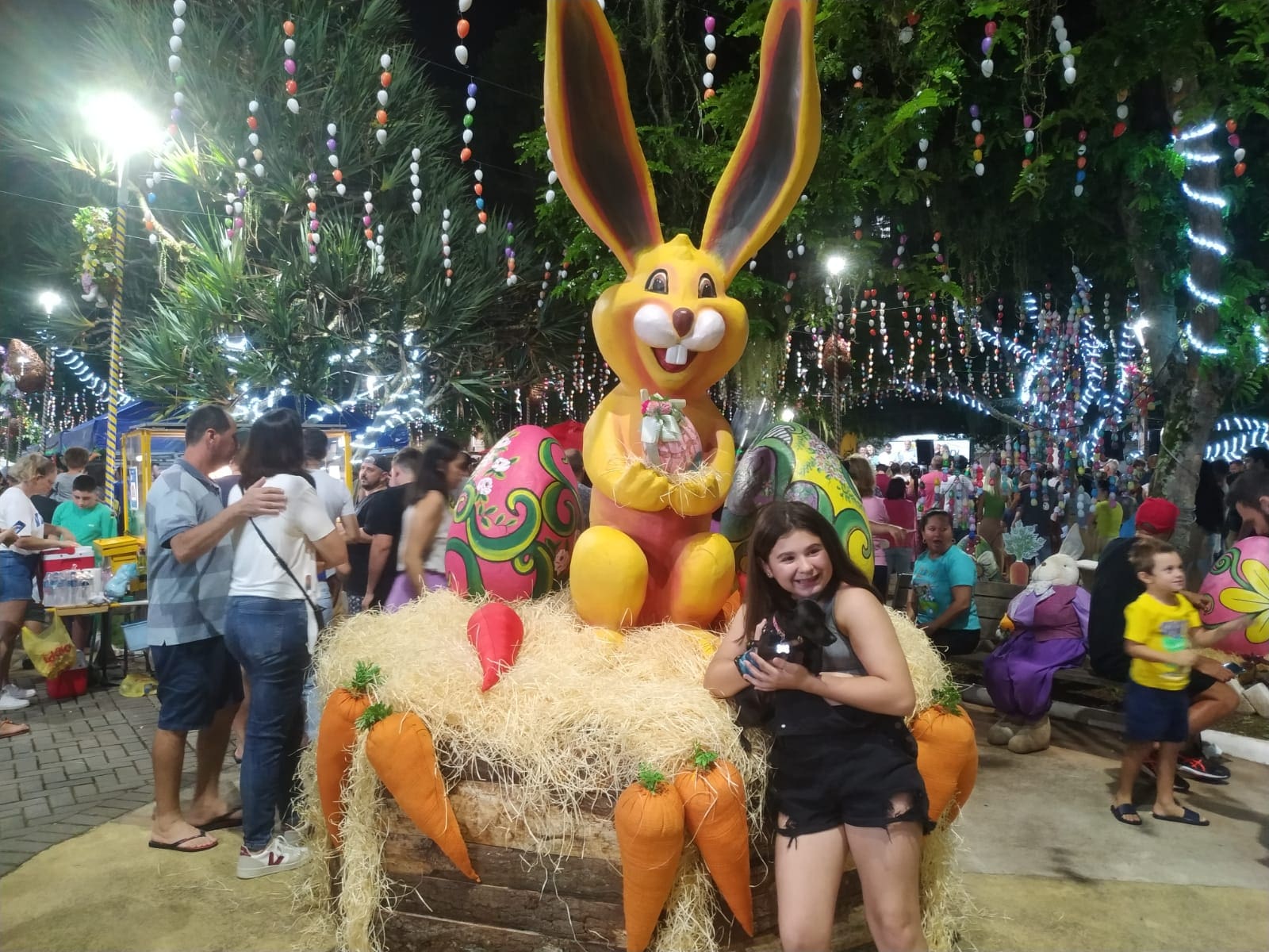 Vídeo: chegada do coelho marca a abertura da Ostern Brusque  
