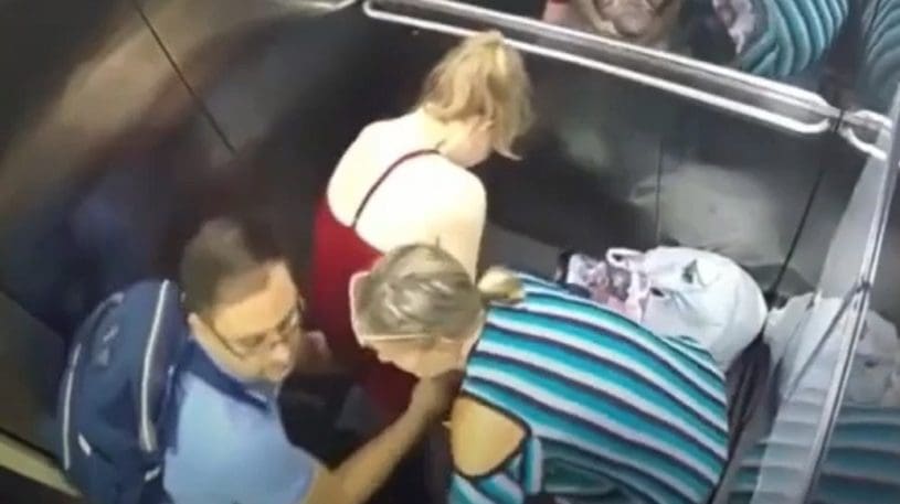 VÍDEO: Mulher dá à luz a bebê em pé dentro de elevador