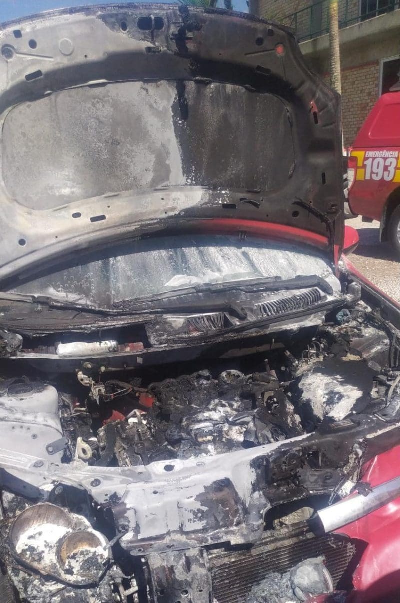 Carro pega fogo no bairro Santa Terezinha