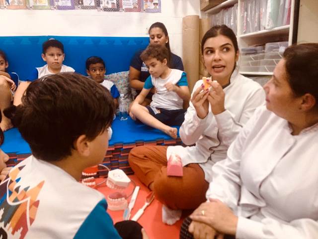 No Dia Mundial da Saúde Bucal, dentista visita estudantes do Bairro Educador