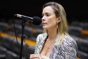 Deputada catarinense pede suspensão de voos da FAB usados por ministros