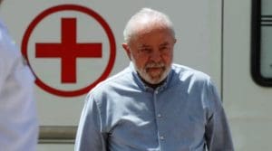 Lula se submete a infiltração para aliviar dor no quadril