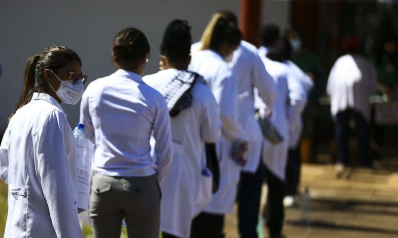 Programa Mais Médicos abre 15 mil vagas e inclui outras áreas de saúde