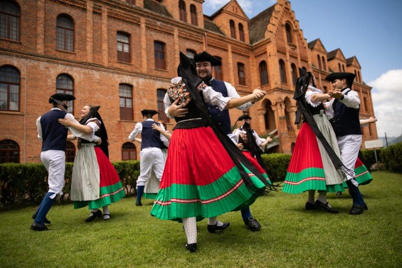 Grupo de dança alemã de Blumenau lança site com mostra fotográfica