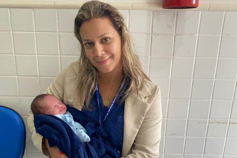 Bebê com 10 dias de vida engasga mas é salvo por enfermeira