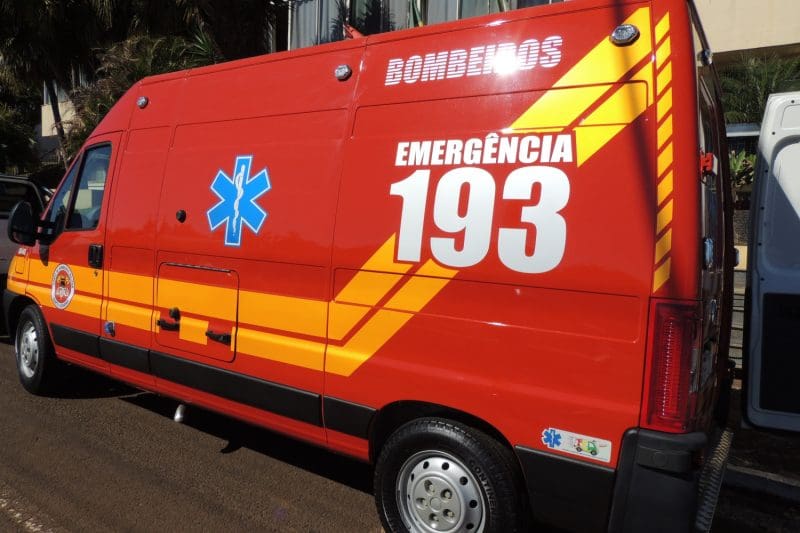 Acidente entre dois carros e moto deixa uma pessoa ferida 
