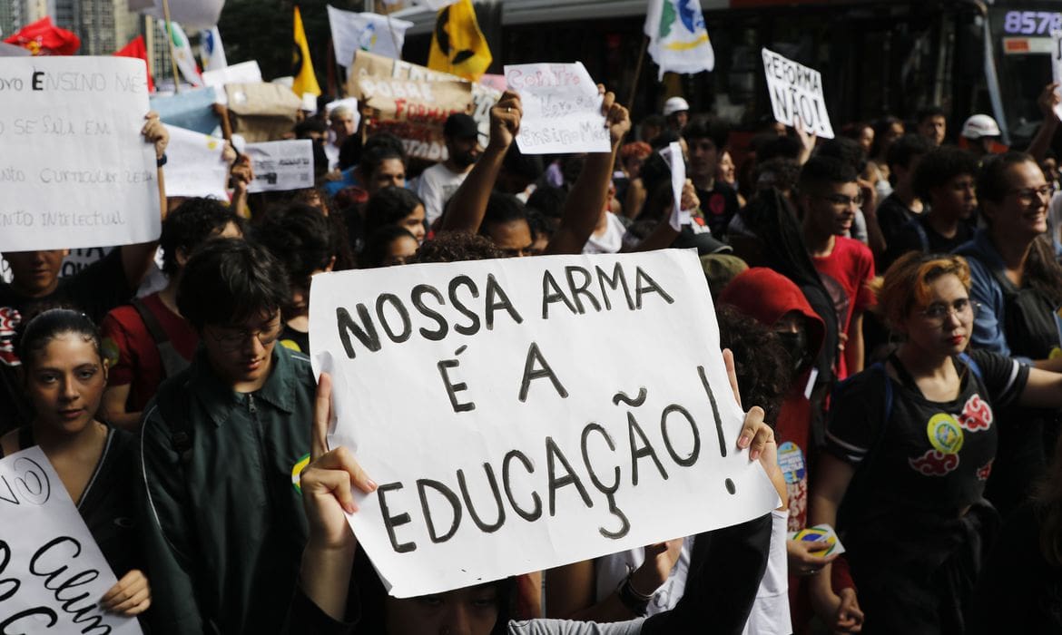 Governo suspende cronograma do novo ensino médio