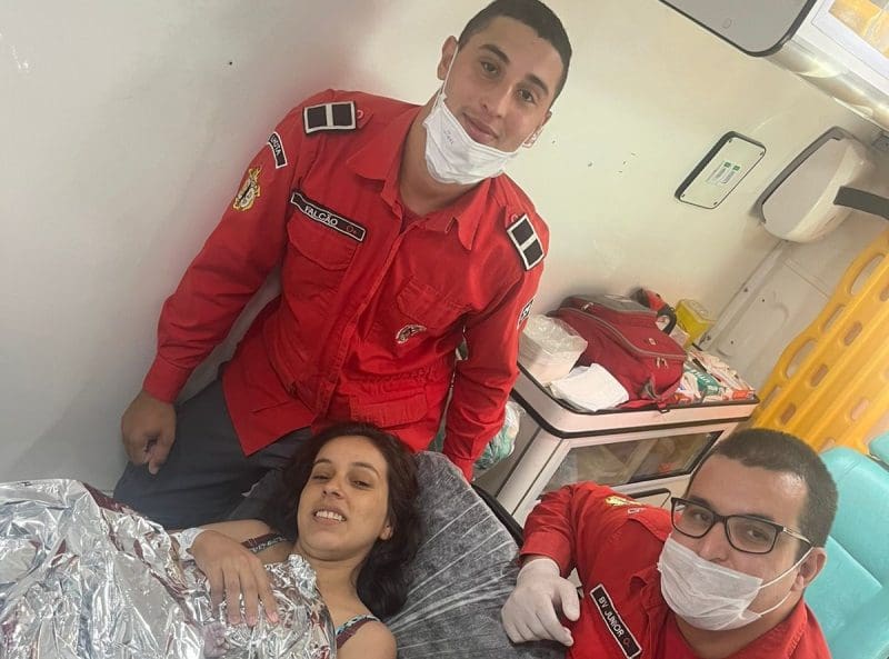 Bebê nasce em ambulância dos bombeiros a caminho do hospital