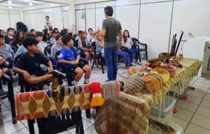 Estudantes participam de palestra sobre cultura indígena em Balneário Camboriú