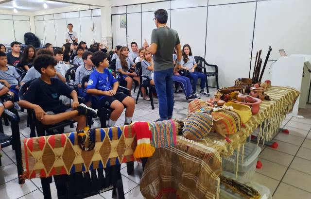 Estudantes participam de palestra sobre cultura indígena em Balneário Camboriú