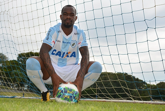 Carlos Renaux contrata ex-atacante do futebol Espanhol