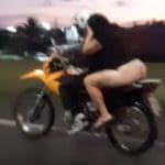 Mulher é flagrada andando de moto sem calça e sem capacete na BR-101