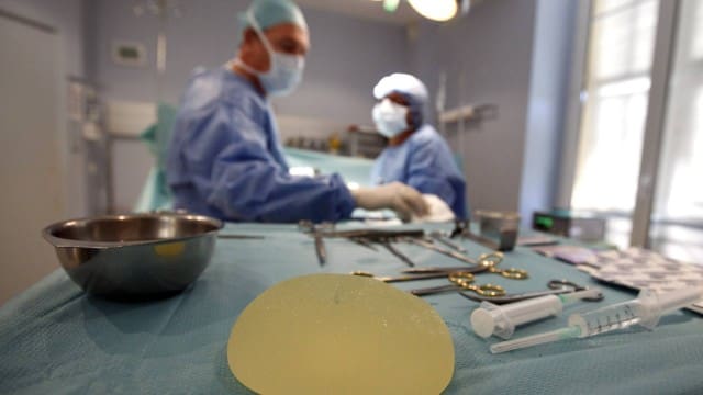Lei garante troca de implante mamário para paciente de câncer