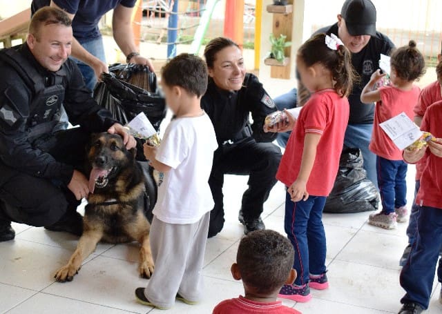Cães da Administração Prisional levam conforto a instituições sociais