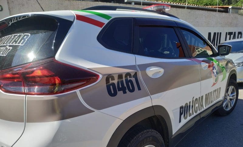 Homem ameaça mulher na frente de PMs e é preso em Brusque 