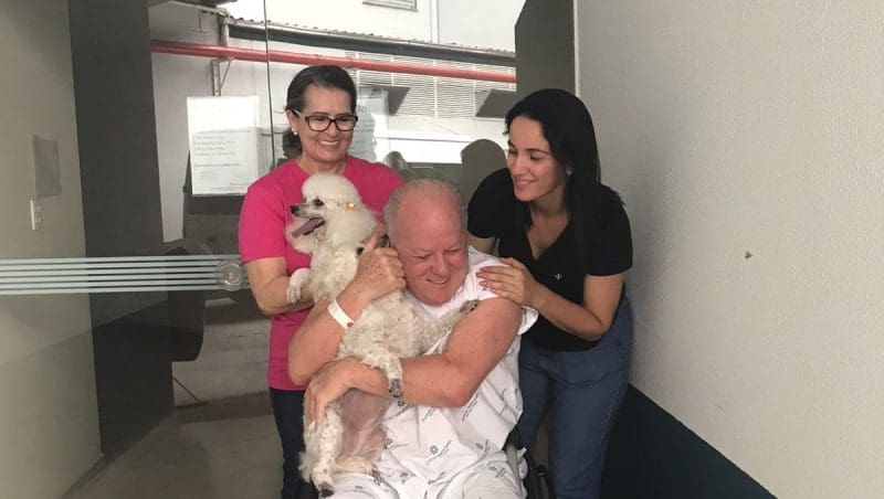 Vídeo: paciente reencontra cachorras de estimação no hospital