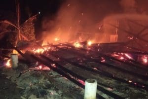 Uma pessoa fica ferida em incêndio que destruiu casa em Brusque