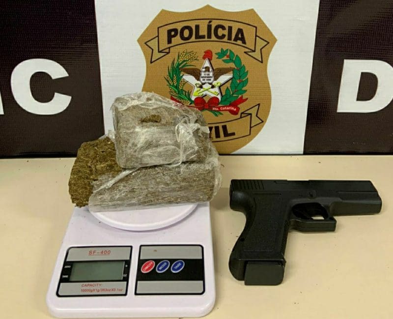 Traficante é preso em flagrante com drogas e simulacro de arma de fogo em Brusque 