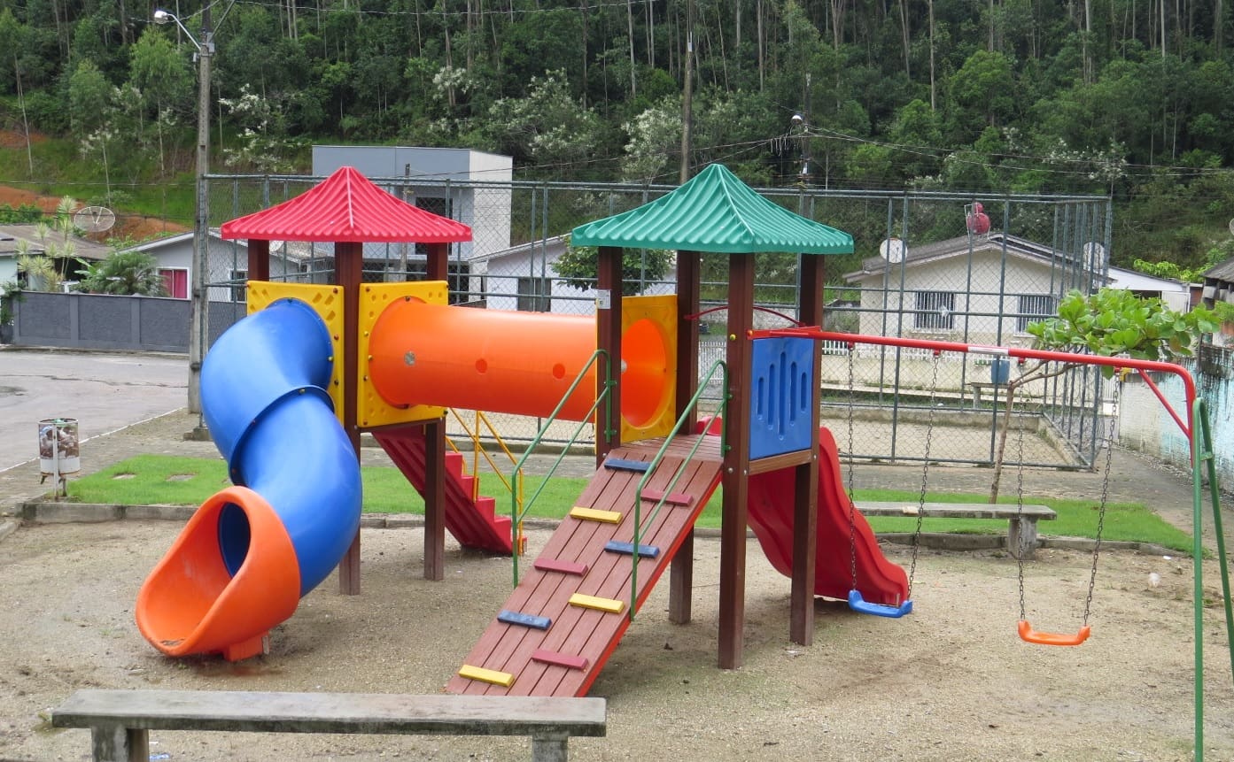 Prefeitura de Brusque instala novos parquinhos