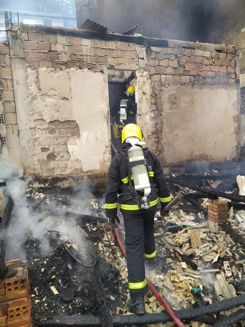 Residência é consumida pelo fogo em Brusque 
