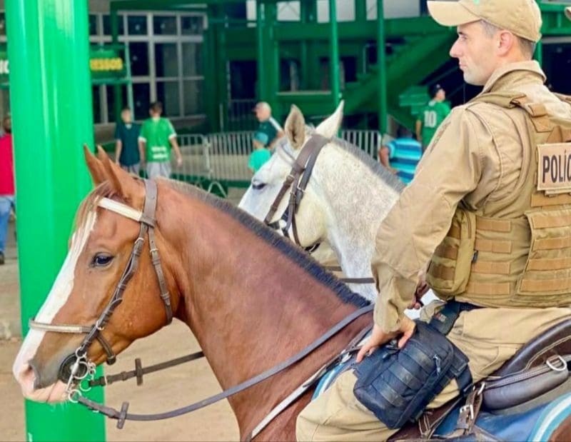 Cavalaria e policiais do choque reforçam segurança na final do Catarinense