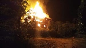 Incêndio de grandes proporções atinge galpão&nbsp;de madeira&nbsp;