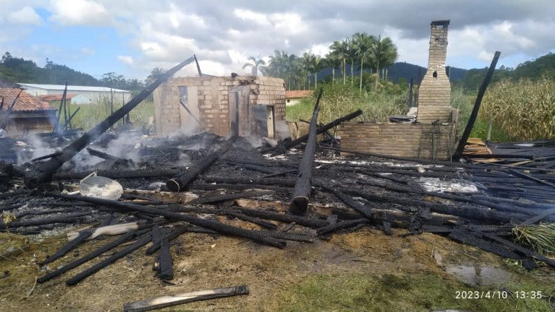 Incêndio destrói casa de madeira em Guabiruba 