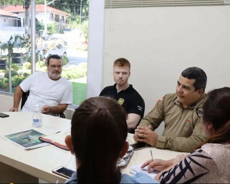 Reunião em Botuverá discute ações para melhorar segurança nas escolas