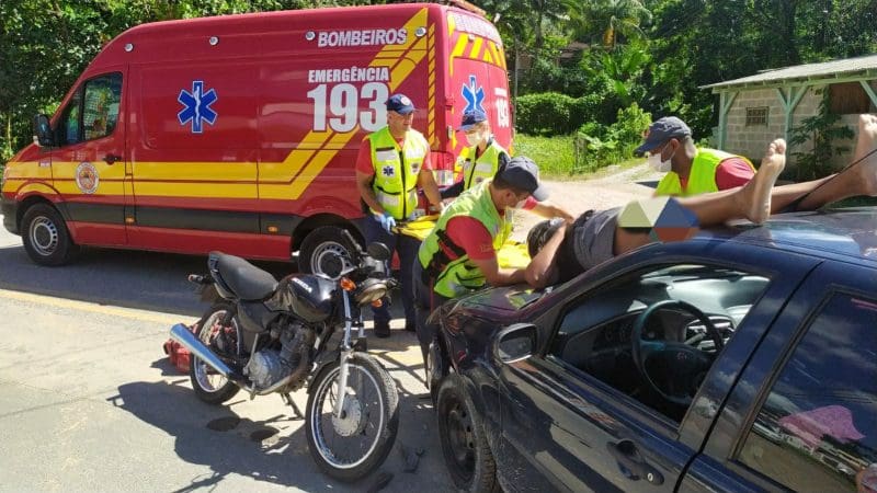 Acidente entre moto e carro deixa mulher ferida em Brusque