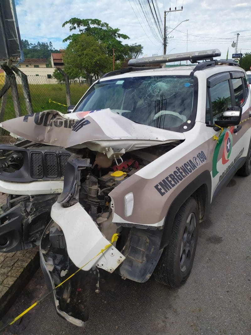 Policial militar tem mal súbito e bate carro em poste